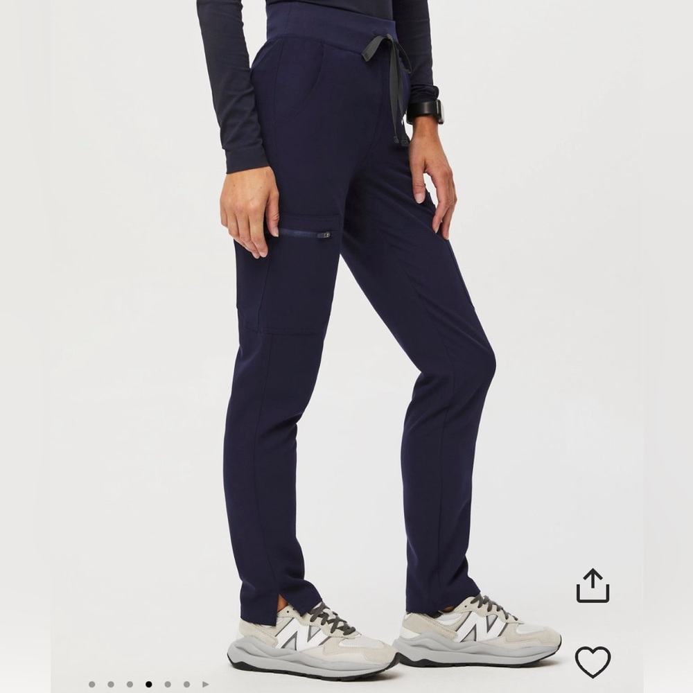 Women’s Figs Yola Skinny Scrub Pants High Waisted 2.0 in Navy. Medium/Tall